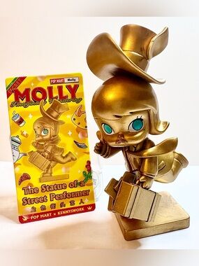 Secret! Molly as Statue of a Street Performer | Imaginary Wandering Series